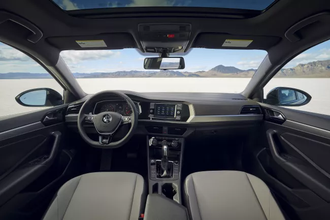 Interiér vozu Volkswagen Jetta.