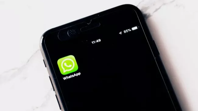 Logo aplikace WhatsApp na displeji smartphonu