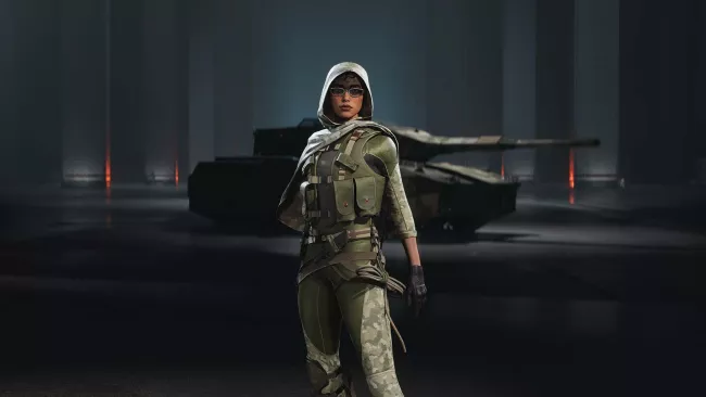 World of Tanks HEAT agenta Flair před tankem.