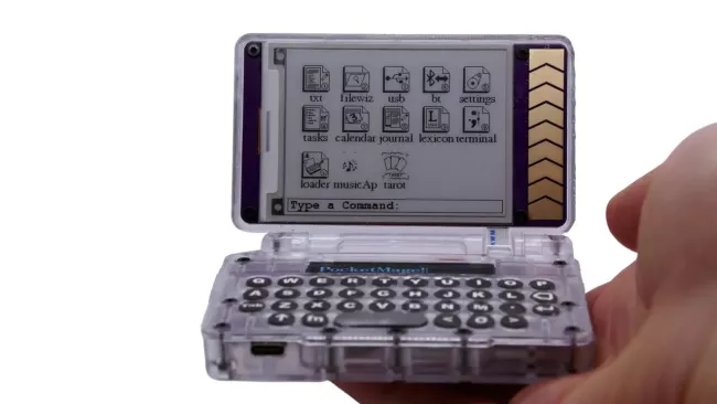 Tenhle kapesní počítač je pořádný retro závan v moderním pojetí. Má e-ink displej i speciální OLED pásek