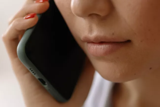 Detail obličeje při telefonování.