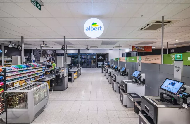 Samoobslužné pokladny v supermarketu Albert.