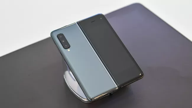Skládací telefony ušly dlouhou cestu. Takto vypadala první generace Samsungu Galaxy Fold v roce 2019.