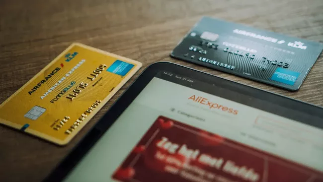 Webová stránka AliExpress na displeji tabletu