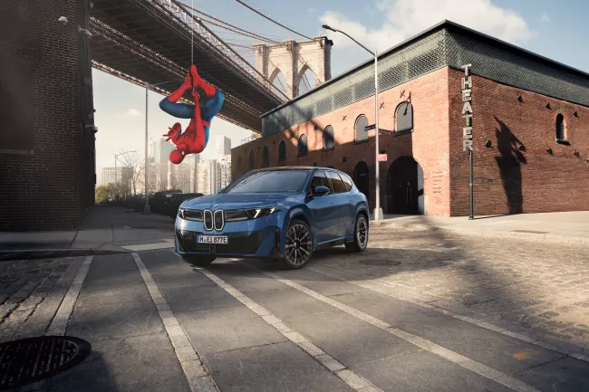 Klíčovou roli ve filmu Spider-Man: Zbrusu nový den hraje automobilka BMW s modelem iX3 a řadou 5 Sedan.