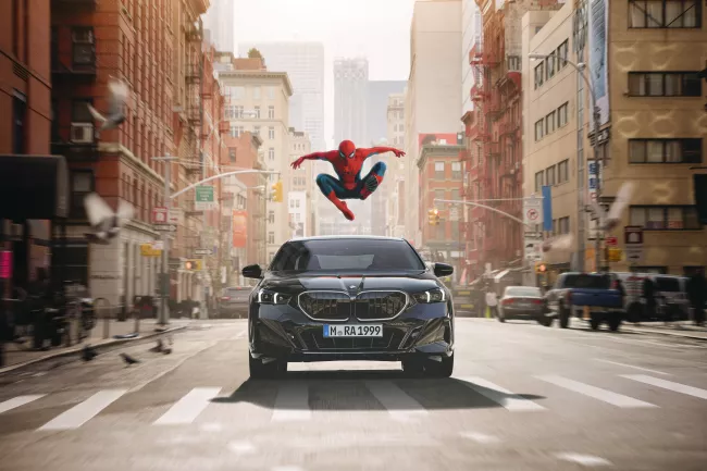 Klíčovou roli ve filmu Spider-Man: Zbrusu nový den hraje automobilka BMW s modelem iX3 a řadou 5 Sedan.