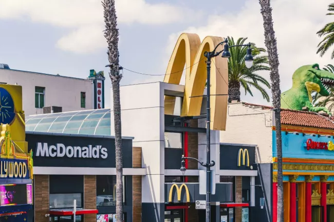 Provozovna McDonald's v Los Angeles.