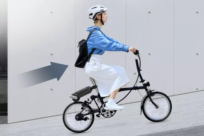 Přídavný elektromotor Asus Oxiis E250G1 na jízdním kole.