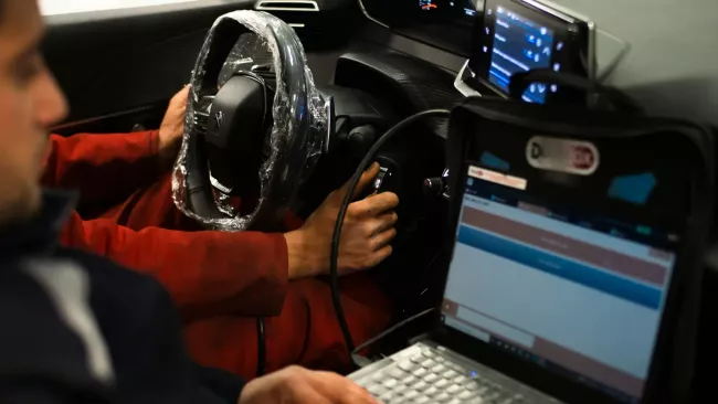 Technik kontroluje software vozidla