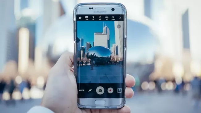 Uživatel fotí moderní město smartphonem Samsung