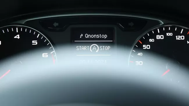 Indikátor start-stop na displeji automobilu