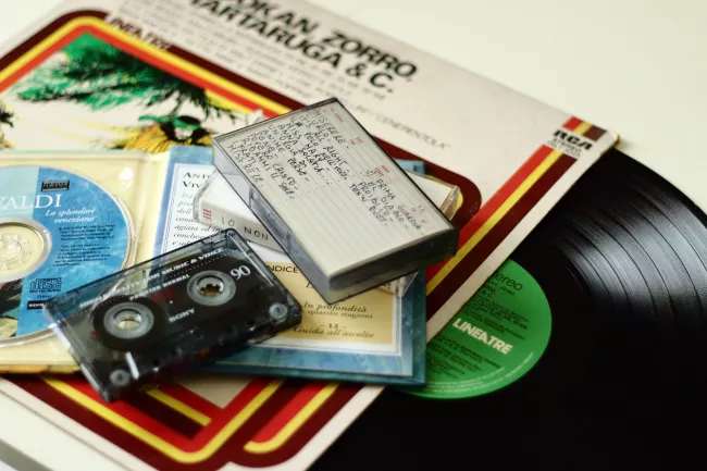 Sbírka vinylů, kazet a CD.
