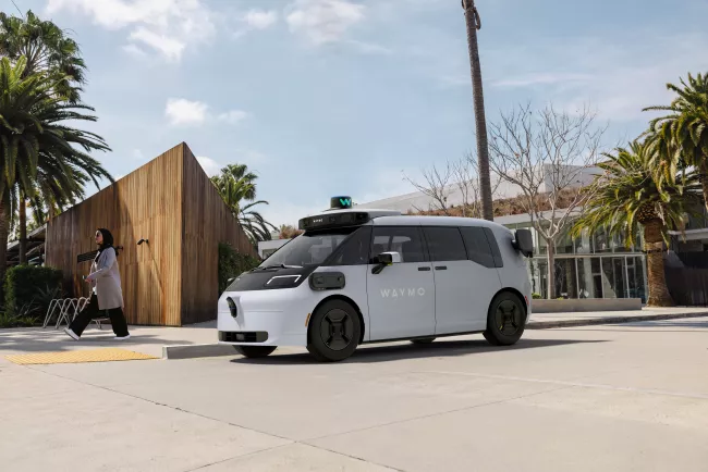 Futuristické taxi bez řidiče je zase o krok blíž. Bude si s vámi povídat a řekne, kolem kterých památek jedete