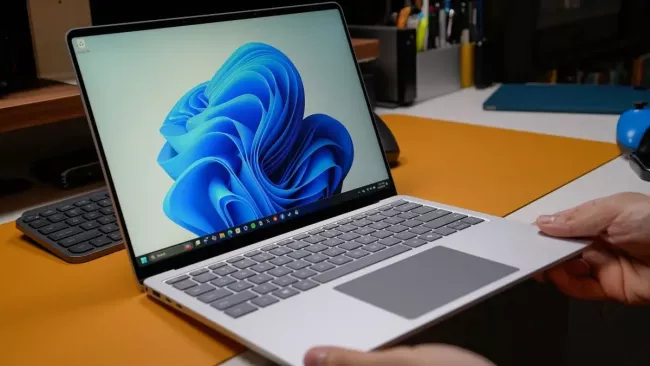 Tapeta Windows 11 na displeji laptopu