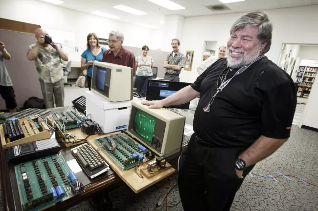 Tvůrce legendárního počítače Apple I slaví 76. narozeniny.