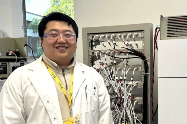 Spoluautor studie Shangxu Jiang v laboratoři Flinders University.