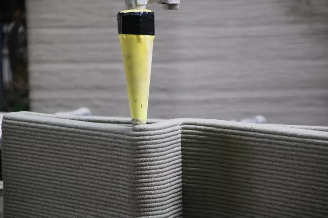 Betonové vrstvy domu vytištěného v 3D tiskárně