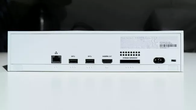 Zadní panel AV přijímače s různými rozhraními