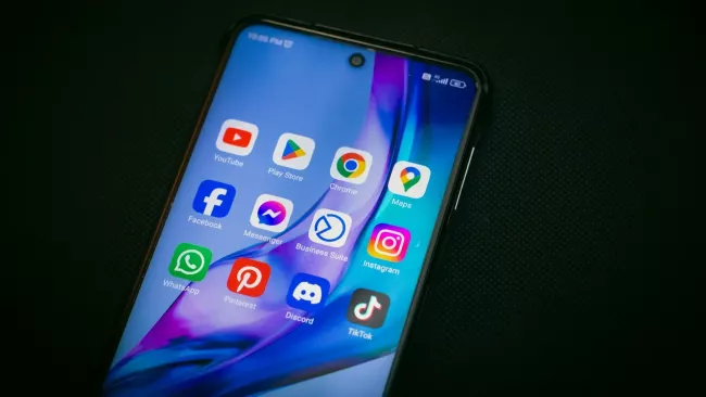 Androidový smartphone s aplikacemi na domovské obrazovce