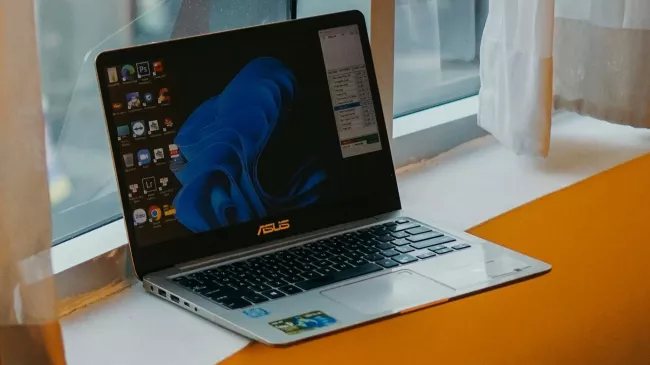 Pracovní plocha Windows 11 na displeji laptopu Asus