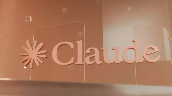 Logo Claude a symbolika smartphonu