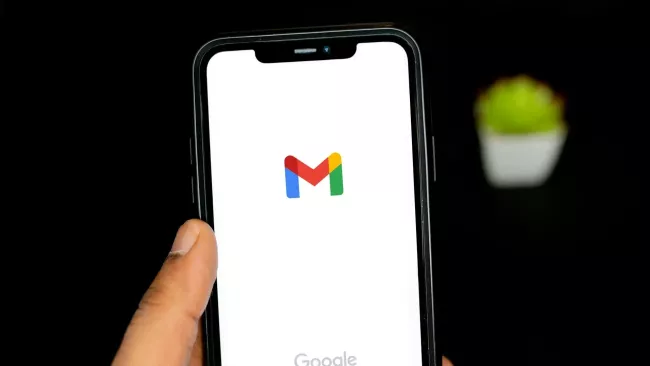 Logo Gmailu na displeji mobilního telefonu