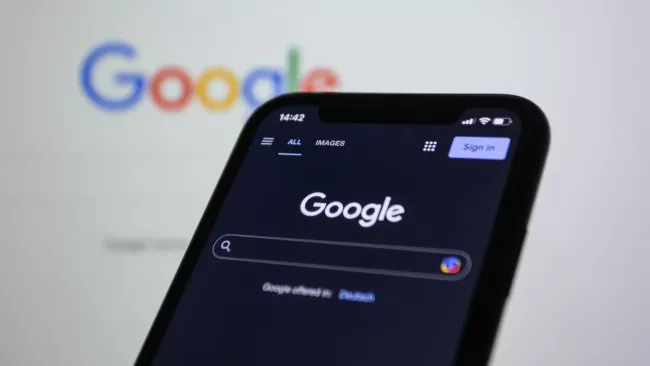 Smartphone s vyhledáváním Google na displeji