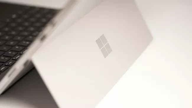 Detail na logo Microsoftu na těle laptopu Microsoft Surface