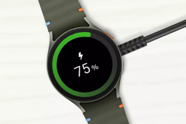Samsung Galaxy Watch při nabíjení.