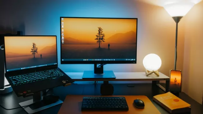 Pracovní plocha Windows na displeji laptopu a velkém monitoru
