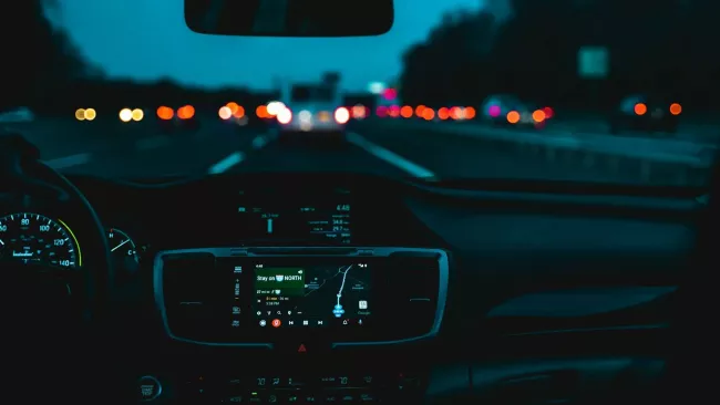 Palubní deska automobilu za tmy