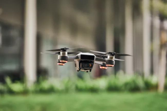 Letící dron