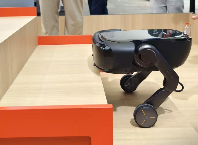 Hlavně se o roboty nestarat: Roborock na IFA 2026 představil chodící vysavač, samočisticí mopy a udělal první krok do bazénů