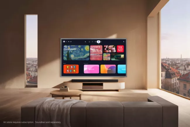Televizor Samsung OLED S95H na stěně moderního obývacího pokoje.