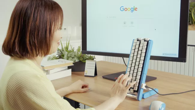 Zapomeňte na klasické psaní, tlačítka se pohybují přímo k vám. Google představil velmi neobvyklou klávesnici