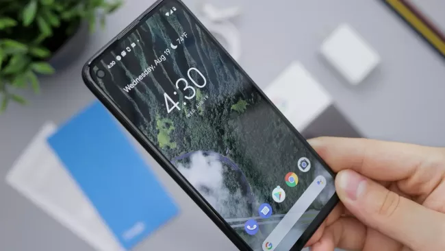 Androidový smartphone a homescreen