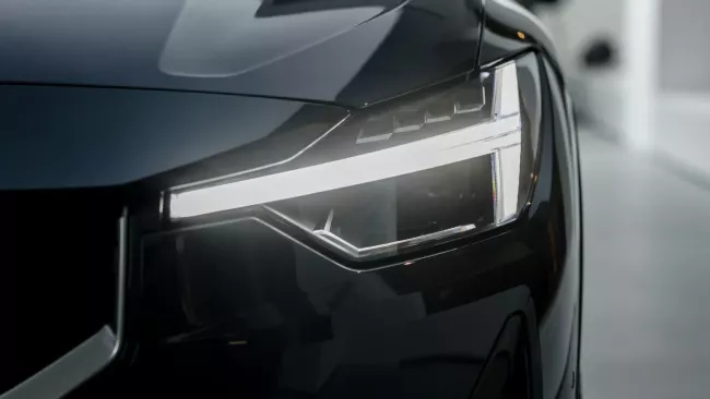 Detail předního reflektoru vozidla