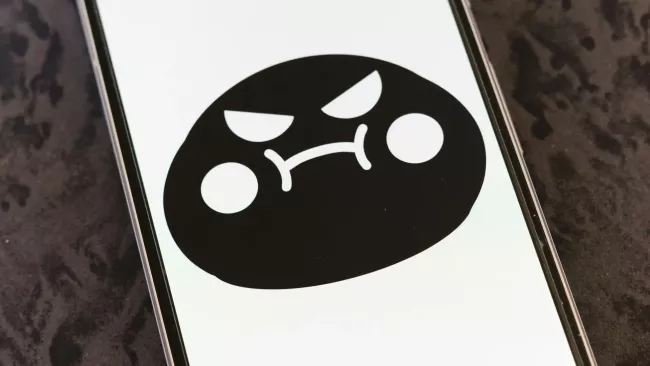 Naštvaný smajlík na displeji telefonu