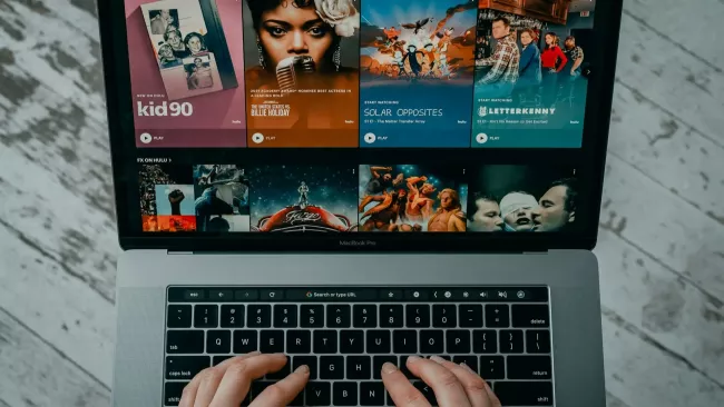 Nabídka streamovaného obsahu na displeji laptopu