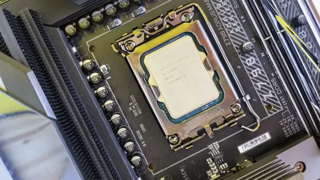 Detail na procesor Intel na základní desce PC