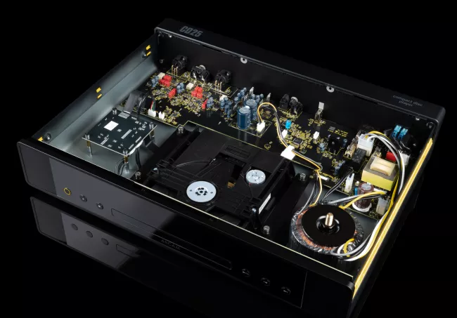 CD přehrávač Arcam CD25 s optickou mechanikou.