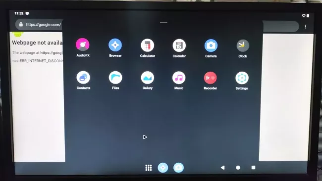 LineageOS 24.0 a jeho prostředí na monitoru propojeného počítače