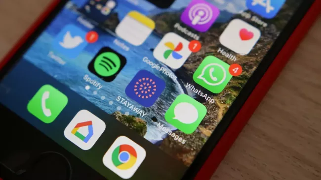 Ikony aplikací na domovské obrazovce androidového smartphonu