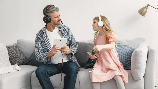 Otec s dcerou poslouchají hudební streaming