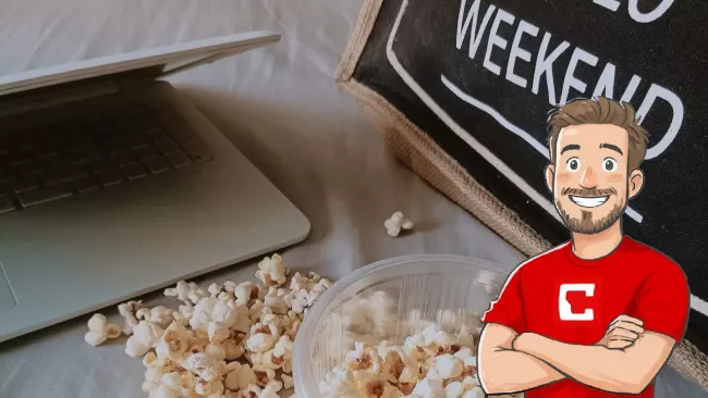 Popkorn rozsypaný kolem laptopu v posteli