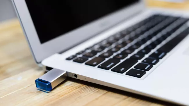 USB připojený k laptopu