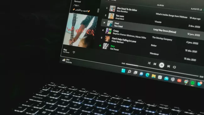 Detail na Hlavní panel Windows 11 na displeji laptopu