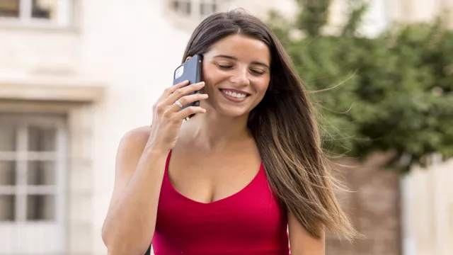 Studentka s telefonem