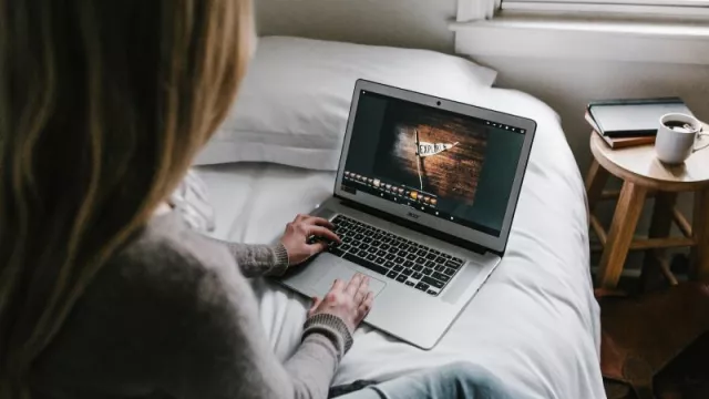 Žena s laptopem a rukama na klávesnici