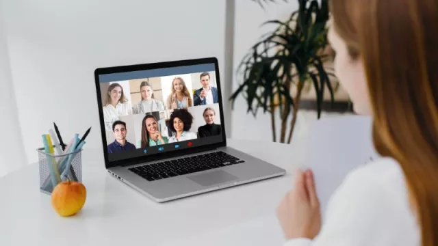 Uživatelka vede vide konferenci s ostatními členy týmu